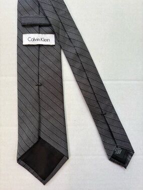 CALVIN KLEIN 100% Silk Tie Black Silver Dotted Diagonal Stripe Mens Necktie